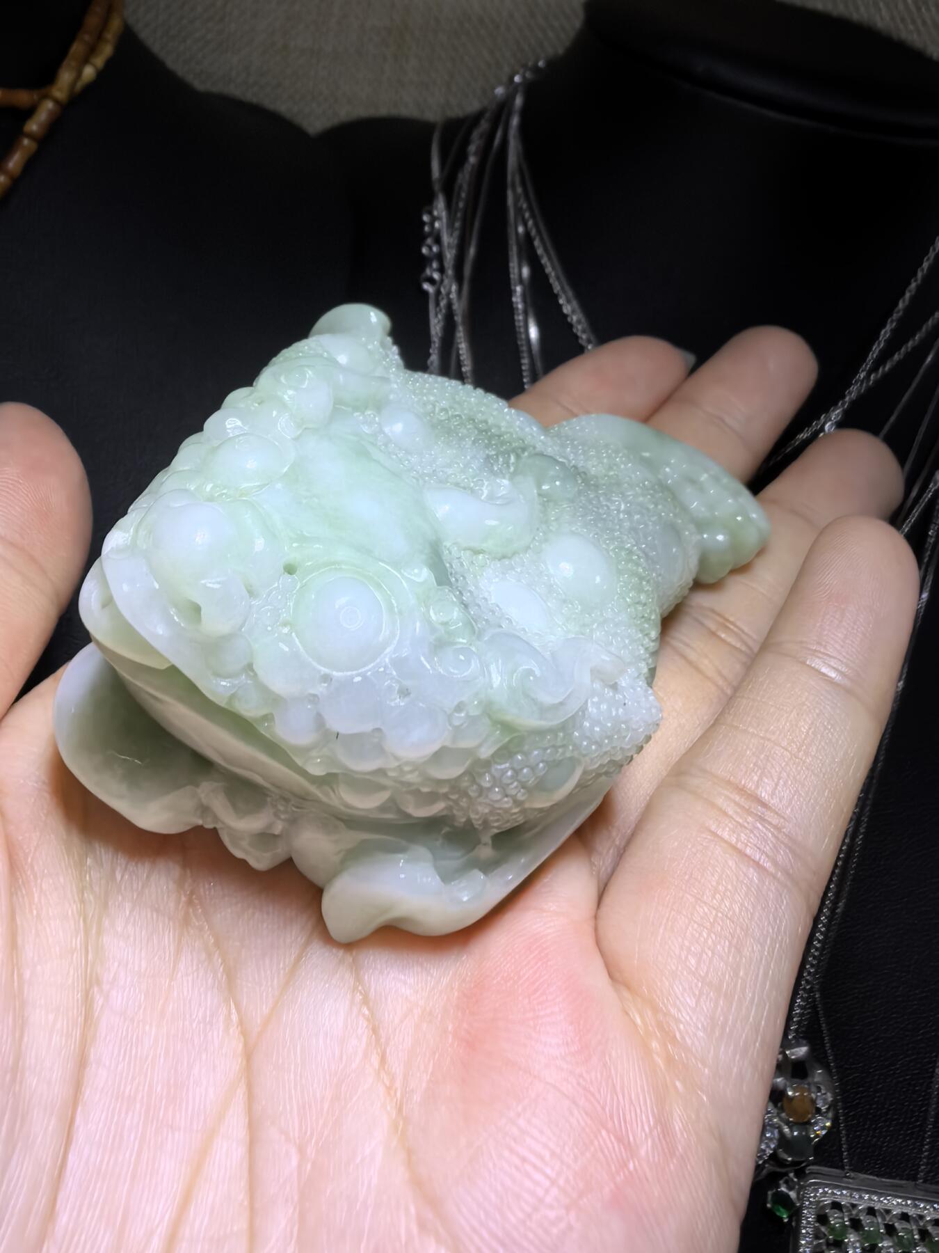 纯天然A货豆绿翡翠招财金蟾手把件。精雕细琢寓意吉祥。招财纳福。尺寸:7.6cm*5.4cm*3.0cm自带国检证书，实物实拍，所见即所得！