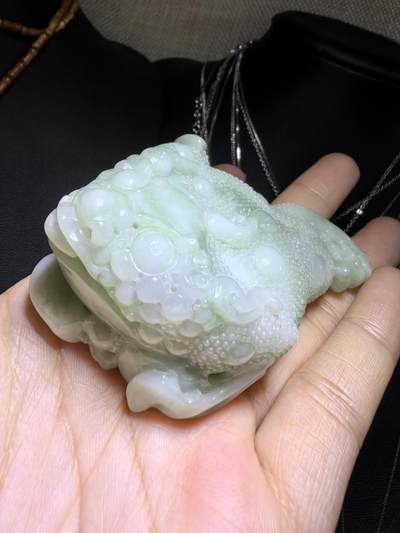 纯天然A货豆绿翡翠招财金蟾手把件。精雕细琢寓意吉祥。招财纳福。尺寸:7.6cm*5.4cm*3.0cm自带国检证书，实物实拍，所见即所得！