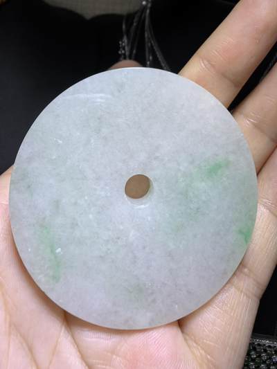 纯天然A货翡翠镯芯料白底青平安扣男款吊坠挂件，大气有内涵，质地水润飘阳绿，结构紧致细腻有光泽，微棉，随佩戴时间可逐渐消失，无纹裂！尺寸：5.3cm*0.6cm，实物实拍，所见即所得！