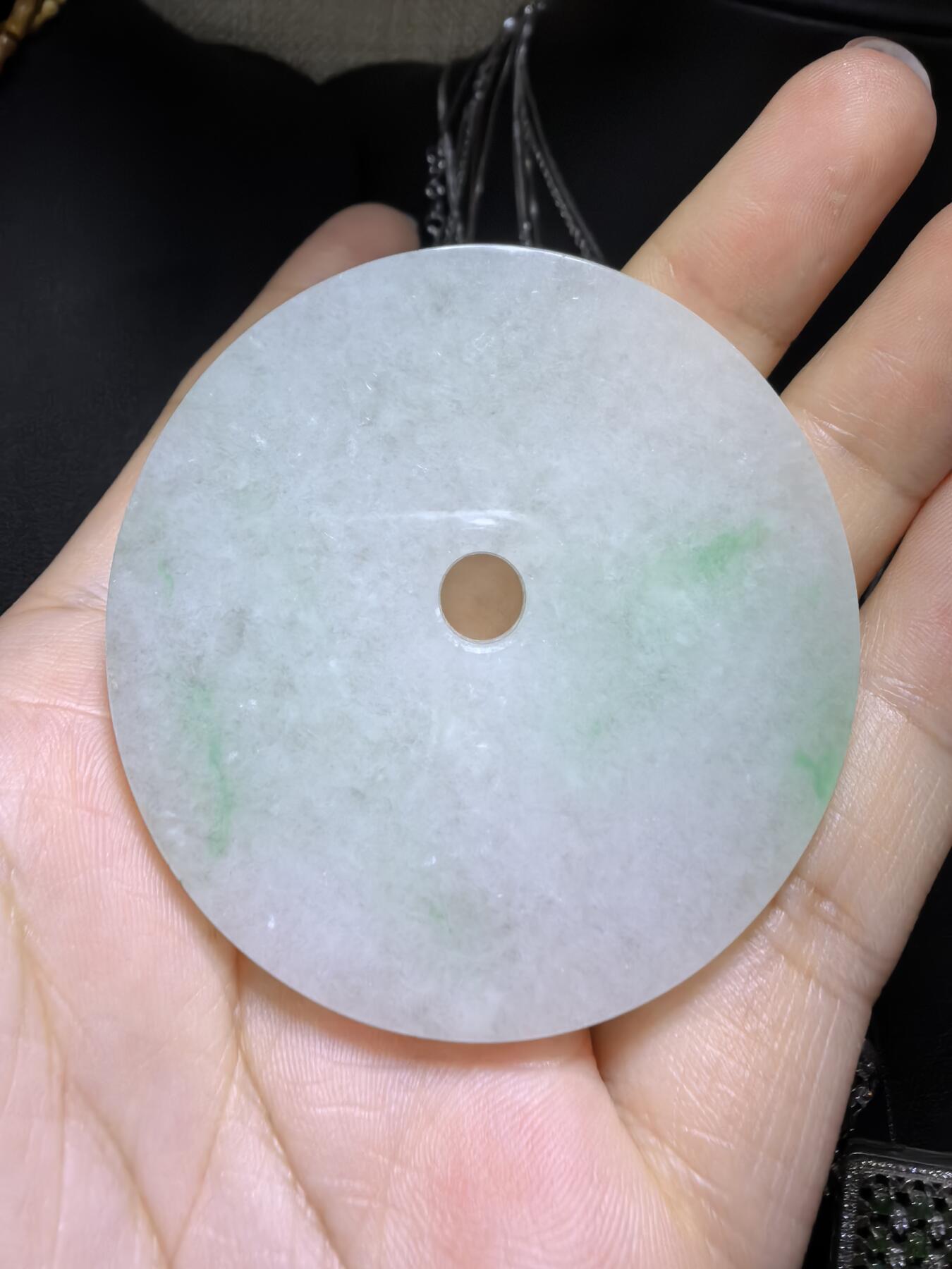纯天然A货翡翠镯芯料白底青平安扣男款吊坠挂件，大气有内涵，质地水润飘阳绿，结构紧致细腻有光泽，微棉，随佩戴时间可逐渐消失，无纹裂！尺寸：5.3cm*0.6cm，实物实拍，所见即所得！