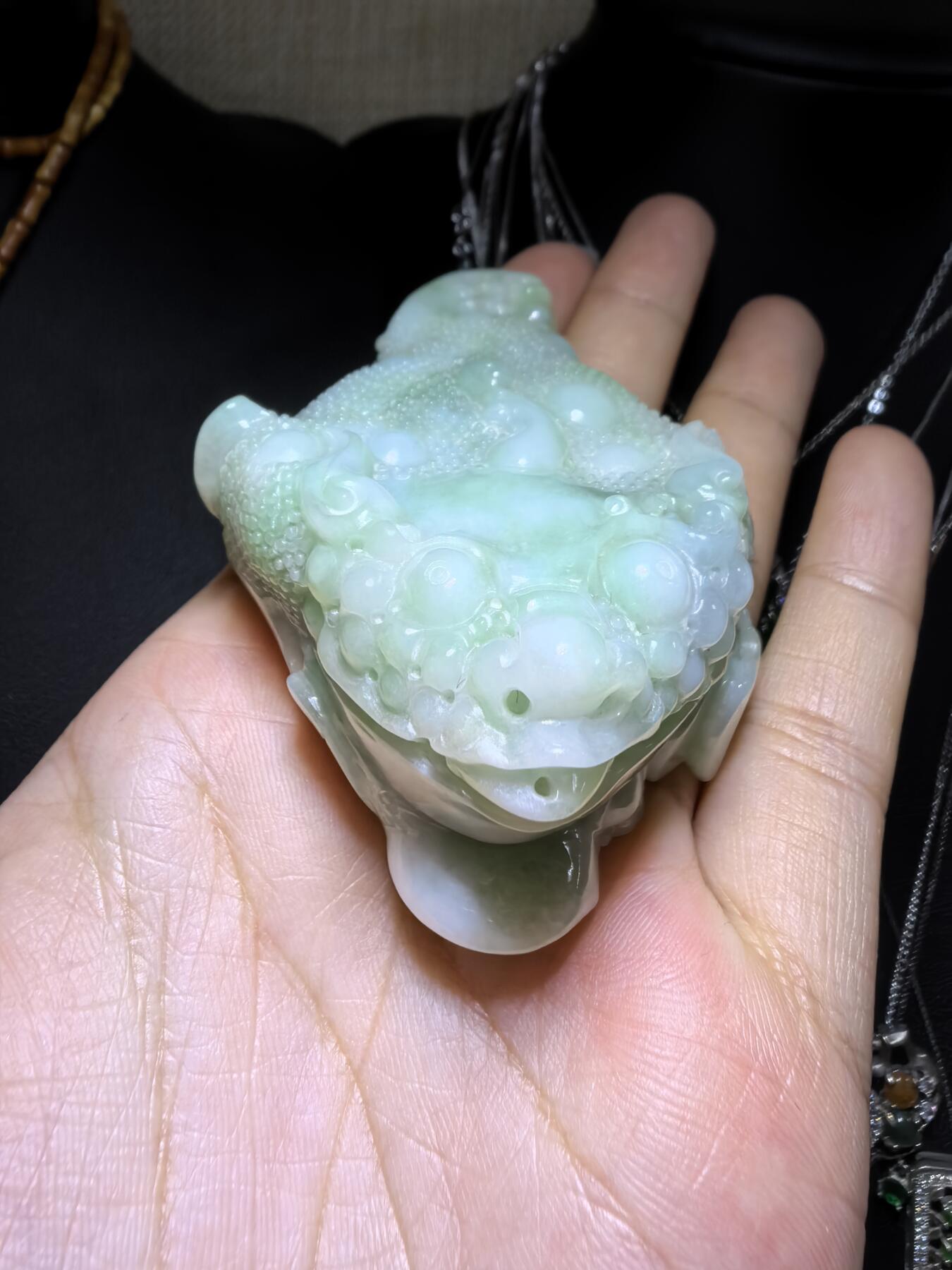 纯天然A货豆绿翡翠招财金蟾手把件。精雕细琢寓意吉祥。招财纳福。尺寸:7.6cm*5.4cm*3.0cm自带国检证书，实物实拍，所见即所得！