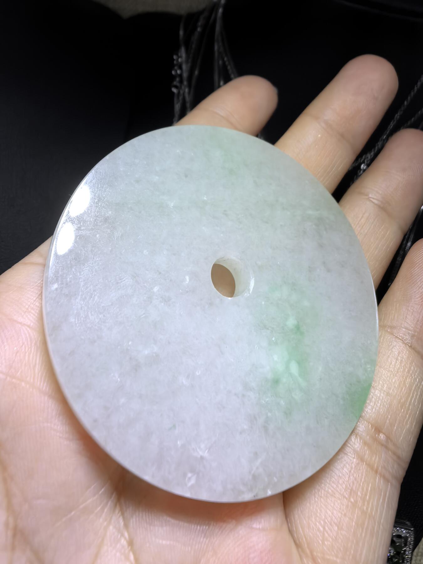 纯天然A货翡翠镯芯料白底青平安扣男款吊坠挂件，大气有内涵，质地水润飘阳绿，结构紧致细腻有光泽，微棉，随佩戴时间可逐渐消失，无纹裂！尺寸：5.3cm*0.6cm，实物实拍，所见即所得！