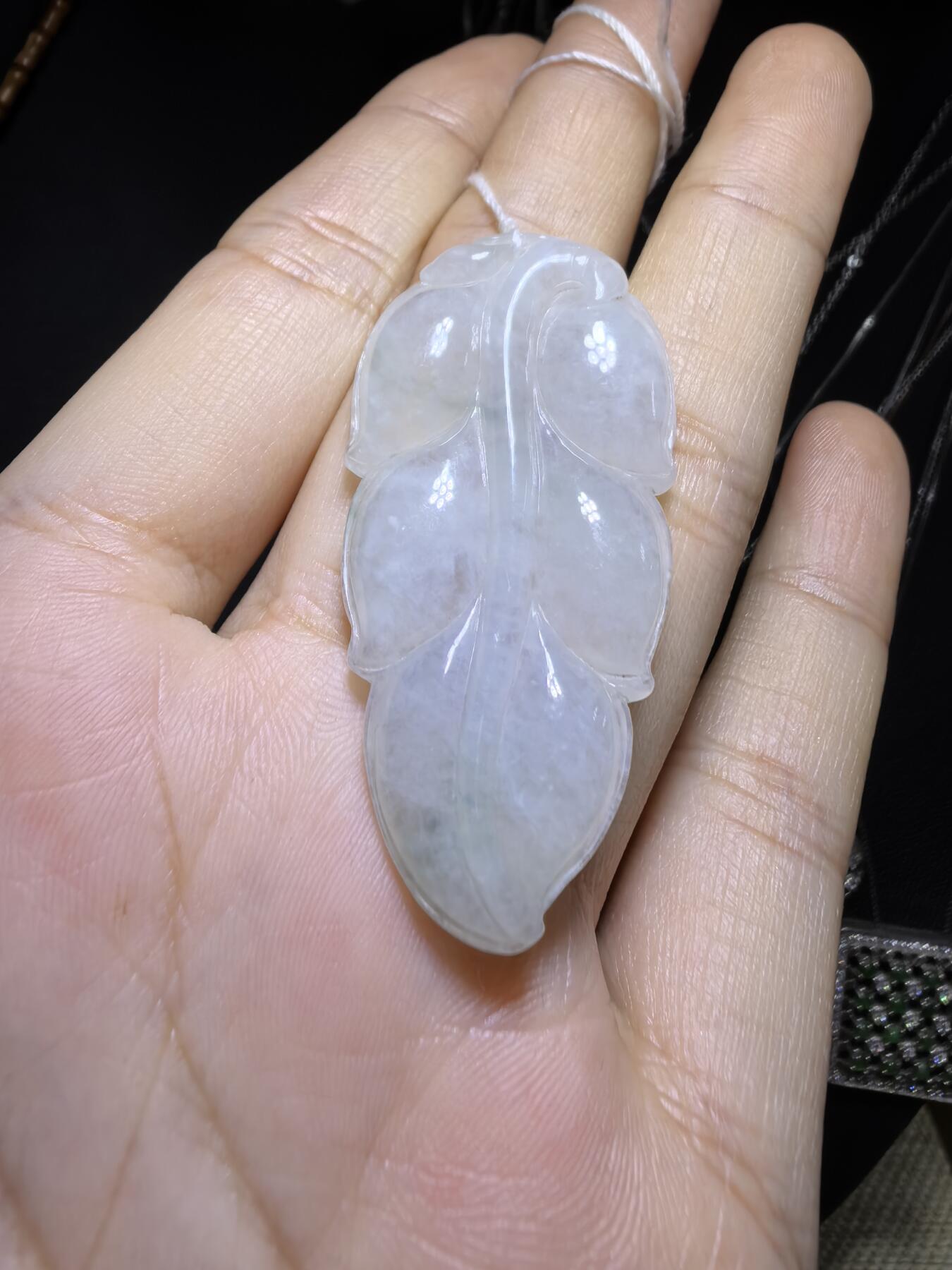 纯天然A货一叶生财翡翠吊坠挂件女款，冰糯种内有棉絮随佩戴时间长久逐渐淡化！无裂！尺寸:45mm*23mm*5mm，实物实拍，所见即所得！