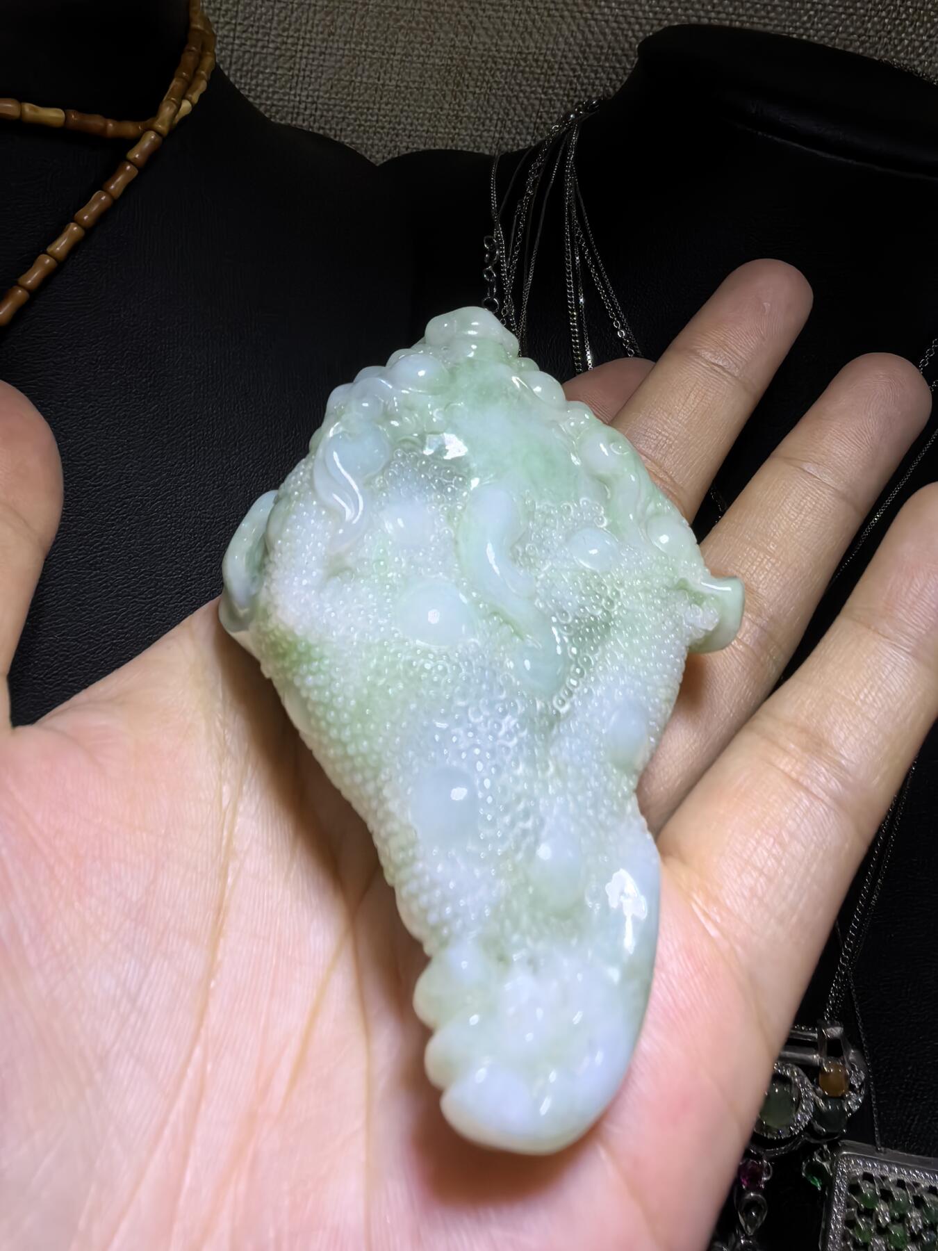 纯天然A货豆绿翡翠招财金蟾手把件。精雕细琢寓意吉祥。招财纳福。尺寸:7.6cm*5.4cm*3.0cm自带国检证书，实物实拍，所见即所得！
