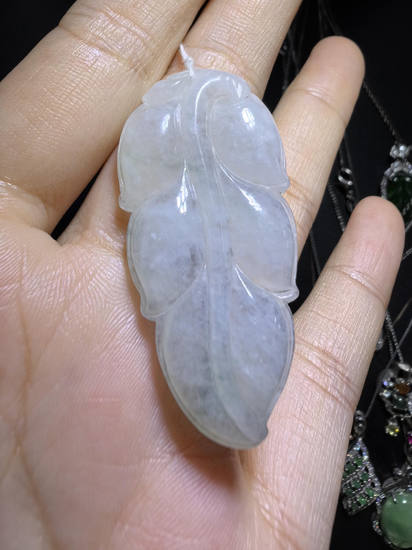 纯天然A货一叶生财翡翠吊坠挂件女款，冰糯种内有棉絮随佩戴时间长久逐渐淡化！无裂！尺寸:45mm*23mm*5mm，实物实拍，所见即所得！
