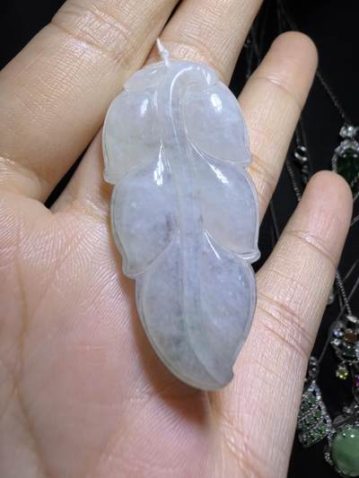 纯天然A货一叶生财翡翠吊坠挂件女款，冰糯种内有棉絮随佩戴时间长久逐渐淡化！无裂！尺寸:45mm*23mm*5mm，实物实拍，所见即所得！