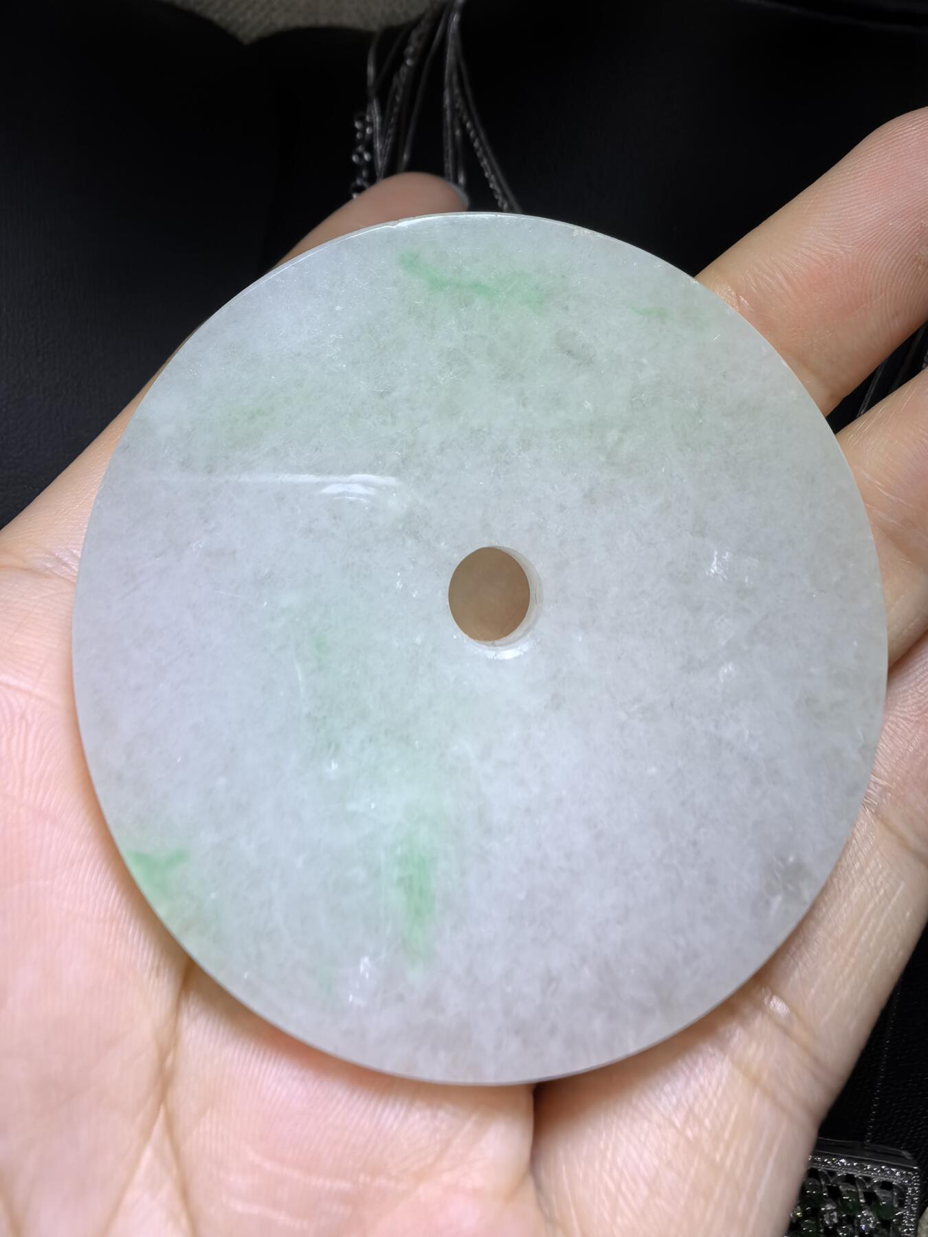 纯天然A货翡翠镯芯料白底青平安扣男款吊坠挂件，大气有内涵，质地水润飘阳绿，结构紧致细腻有光泽，微棉，随佩戴时间可逐渐消失，无纹裂！尺寸：5.3cm*0.6cm，实物实拍，所见即所得！