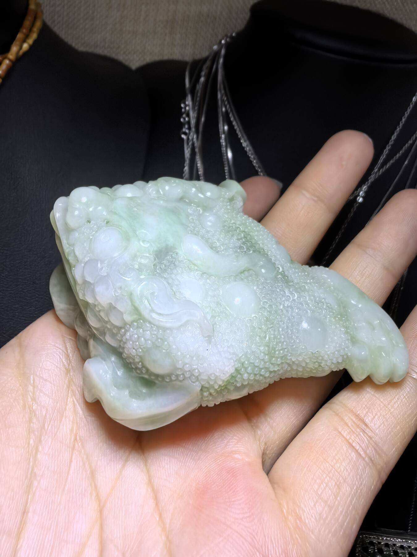 纯天然A货豆绿翡翠招财金蟾手把件。精雕细琢寓意吉祥。招财纳福。尺寸:7.6cm*5.4cm*3.0cm自带国检证书，实物实拍，所见即所得！