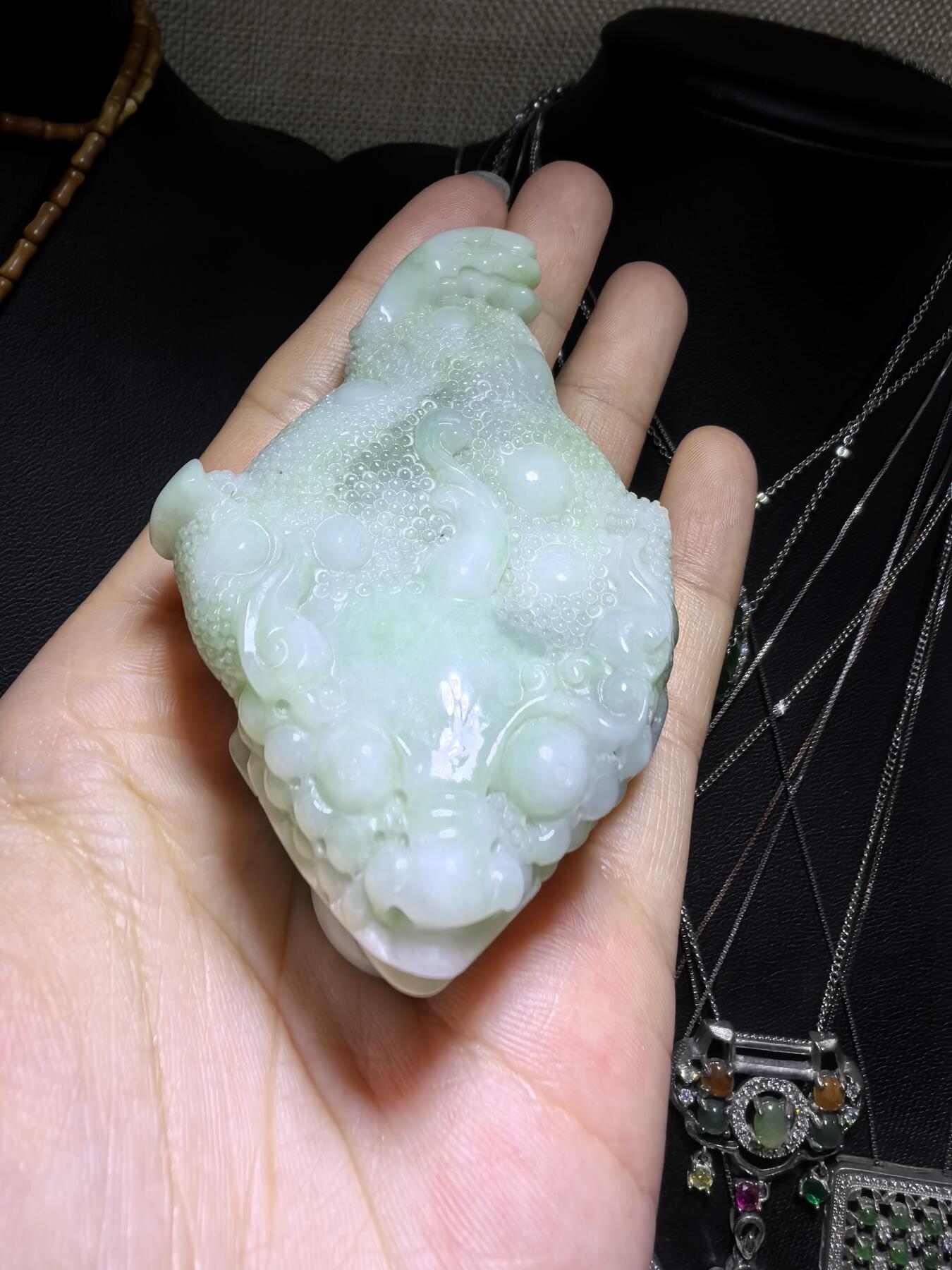纯天然A货豆绿翡翠招财金蟾手把件。精雕细琢寓意吉祥。招财纳福。尺寸:7.6cm*5.4cm*3.0cm自带国检证书，实物实拍，所见即所得！