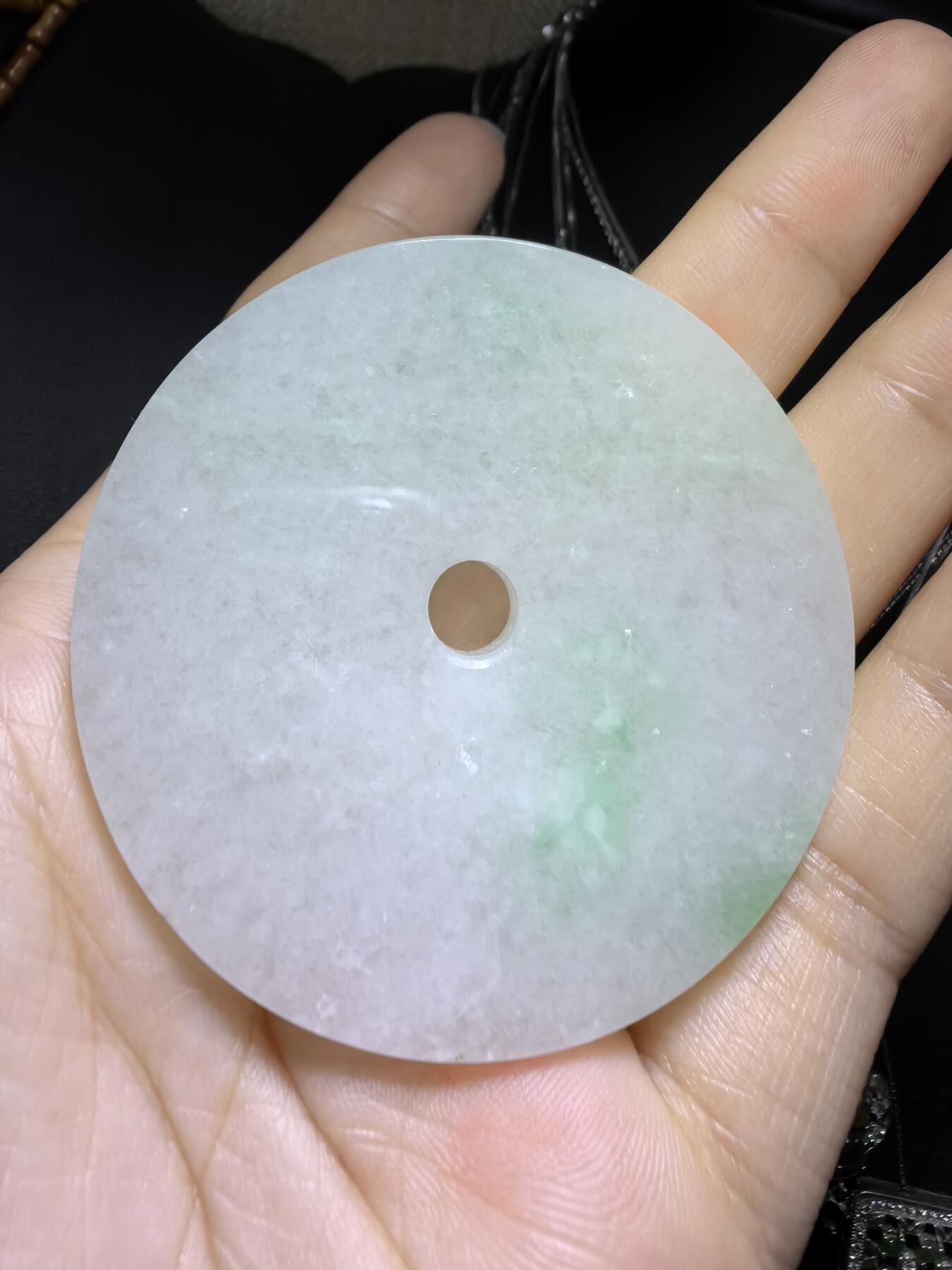 纯天然A货翡翠镯芯料白底青平安扣男款吊坠挂件，大气有内涵，质地水润飘阳绿，结构紧致细腻有光泽，微棉，随佩戴时间可逐渐消失，无纹裂！尺寸：5.3cm*0.6cm，实物实拍，所见即所得！