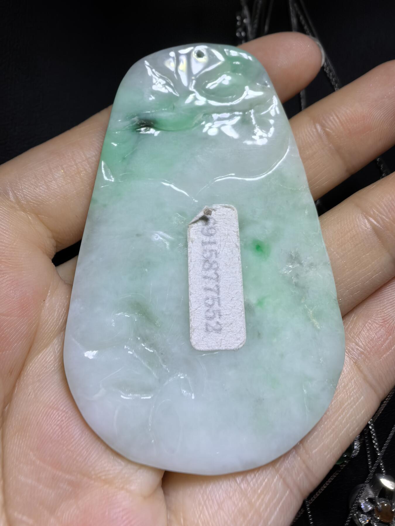 A货翡翠，龙腾盛世财运亨通，雕刻考究，细致入微，图片无优化、无滤镜！还原货品真实颜色！自带国检证书支持复检！尺寸:62mm*40mm*7mm