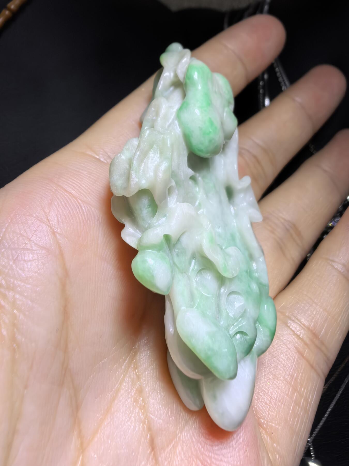 纯天然A货翡翠白底青白菜（百财）手把件挂件吊坠男女款，精雕细琢寓意吉祥。实物实拍，所见即所得，尺寸:6.2cm*3.1cm*1.8cm带国检证书。