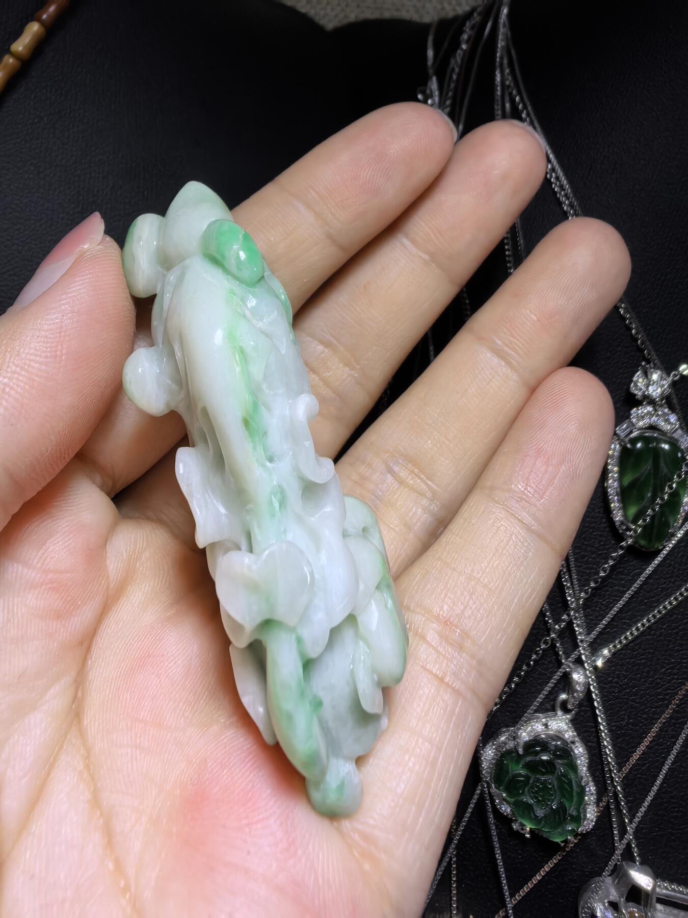 纯天然A货翡翠白底青白菜（百财）手把件挂件吊坠男女款，精雕细琢寓意吉祥。实物实拍，所见即所得，尺寸:6.2cm*3.1cm*1.8cm带国检证书。