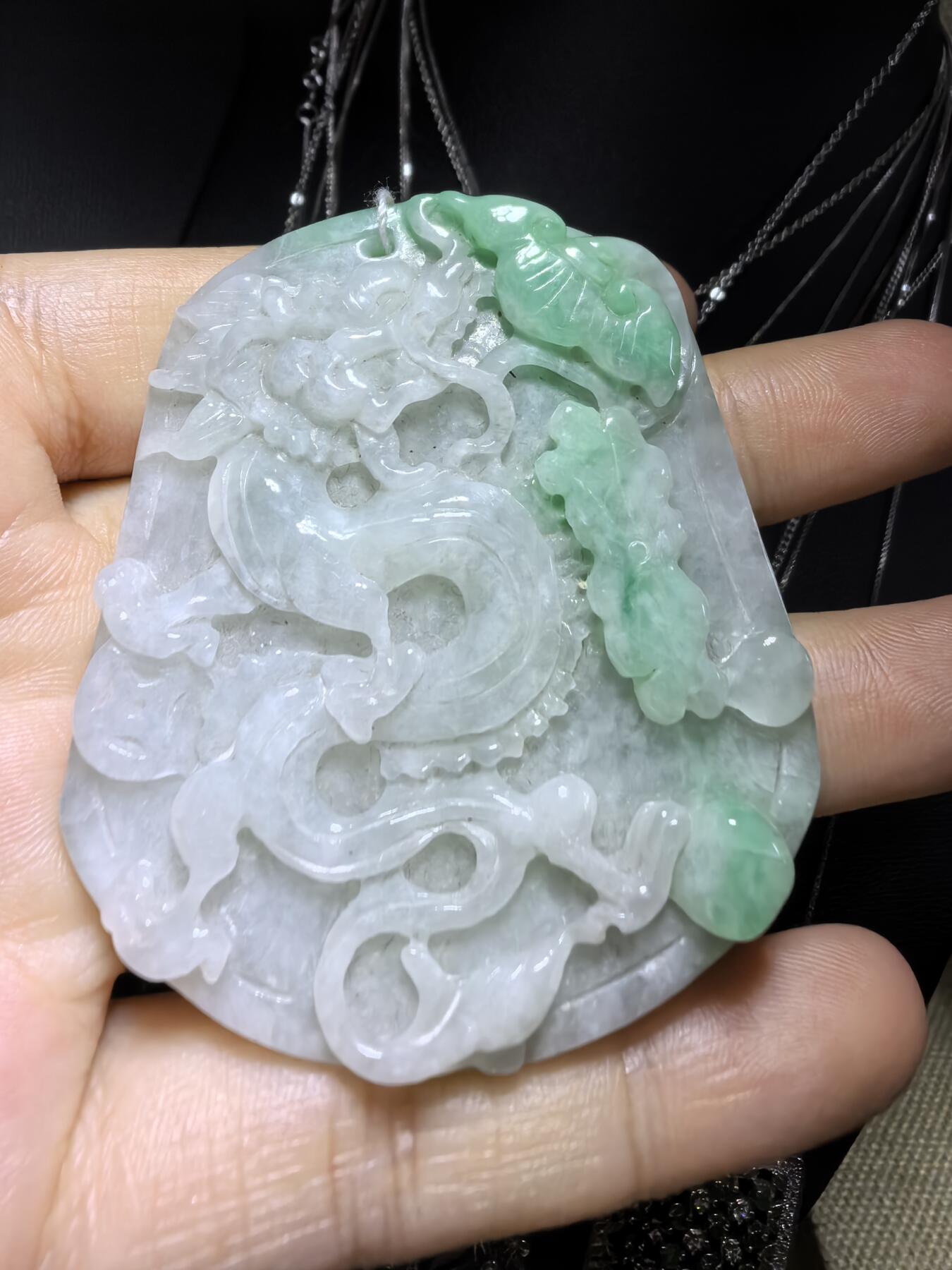 翡翠龙牌吊坠挂件男款，祥龙献瑞，精雕细琢。​尺寸:57mm*49mm*8mm
​实物实拍，所见即所得，自带国检证书。