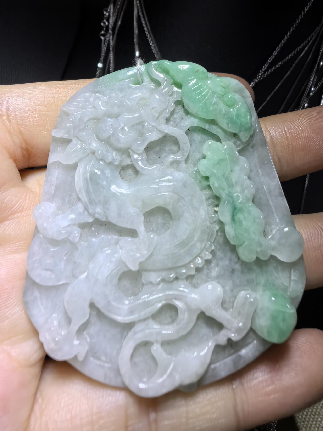 翡翠龙牌吊坠挂件男款，祥龙献瑞，精雕细琢。​尺寸:57mm*49mm*8mm
​实物实拍，所见即所得，自带国检证书。