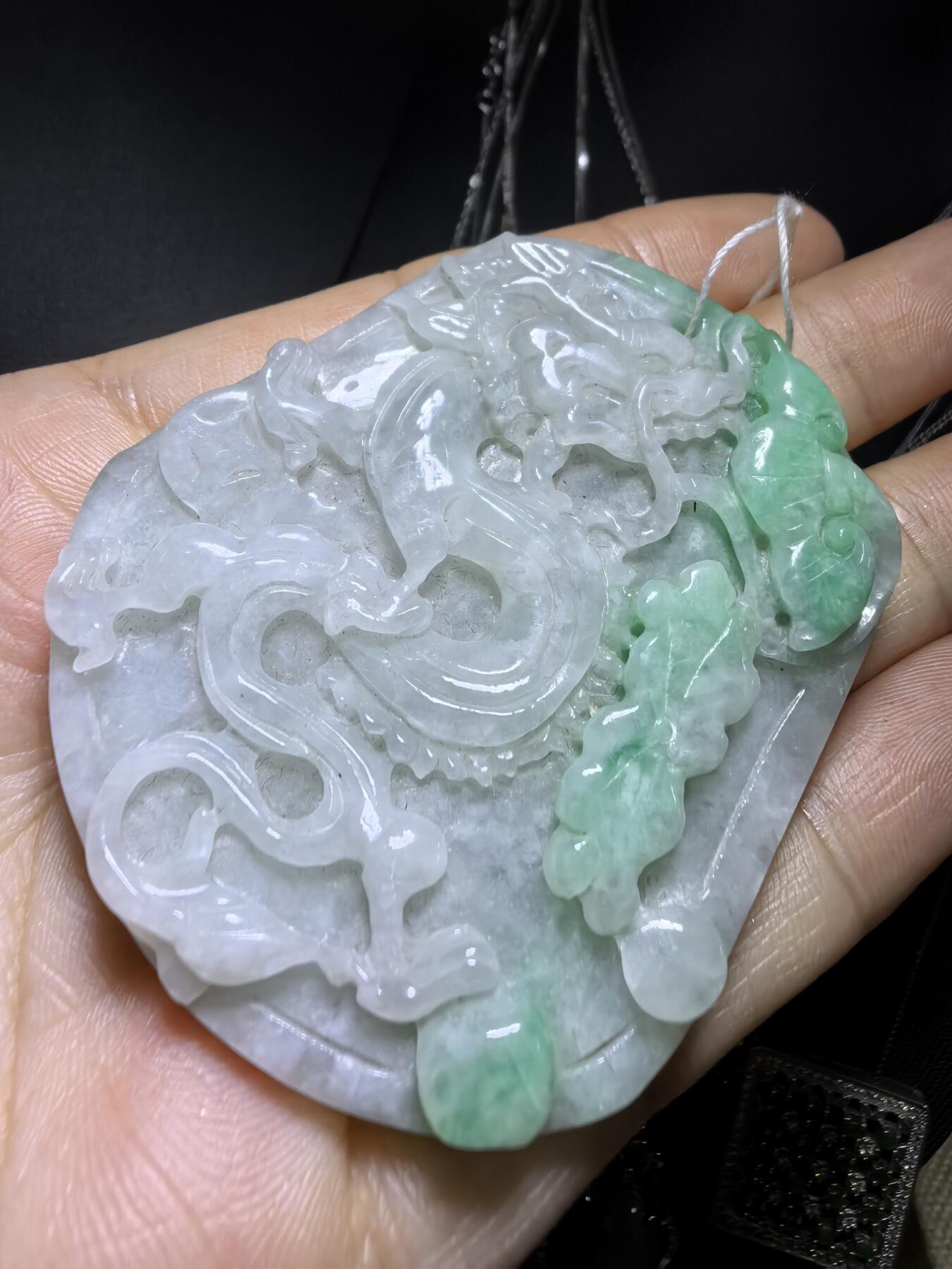 翡翠龙牌吊坠挂件男款，祥龙献瑞，精雕细琢。​尺寸:57mm*49mm*8mm
​实物实拍，所见即所得，自带国检证书。