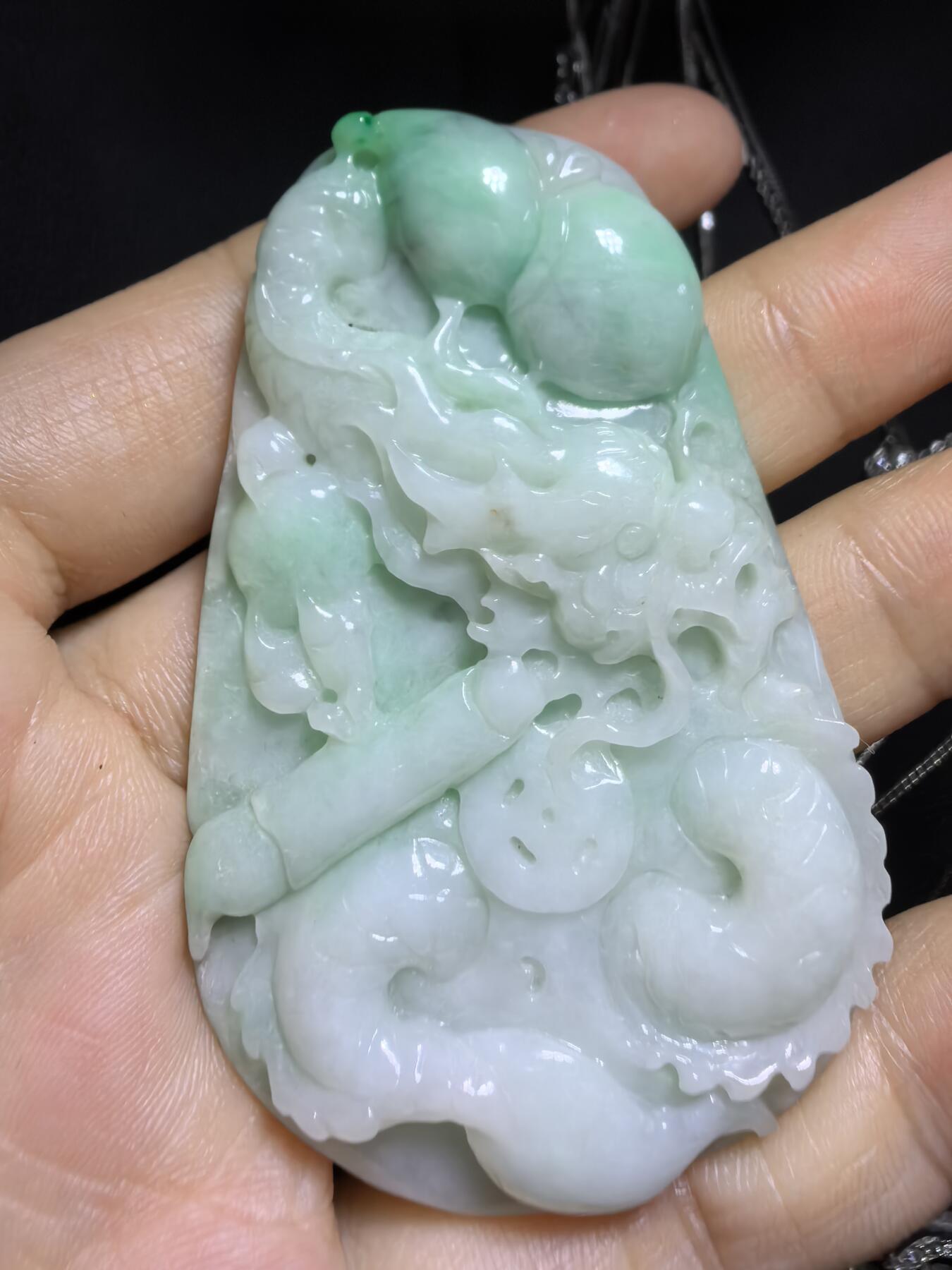 A货翡翠，龙腾盛世财运亨通，雕刻考究，细致入微，图片无优化、无滤镜！还原货品真实颜色！自带国检证书支持复检！尺寸:62mm*40mm*7mm