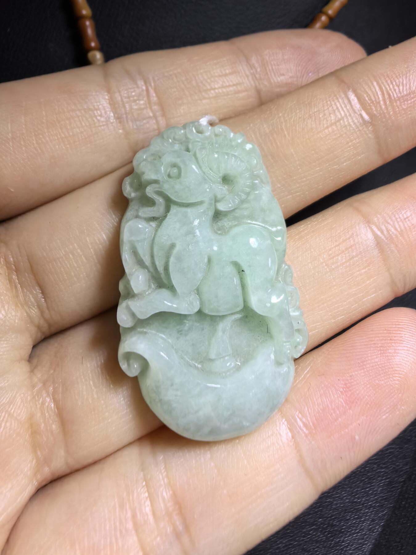翡翠豆绿吉祥如意领头羊，羊与“祥”和“阳”谐音，有着吉祥如意的美好寓意。尺寸:35mm*21mm*6mm