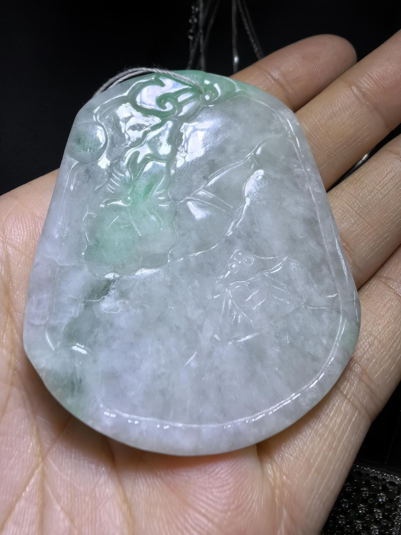 翡翠龙牌吊坠挂件男款，祥龙献瑞，精雕细琢。​尺寸:57mm*49mm*8mm
​实物实拍，所见即所得，自带国检证书。