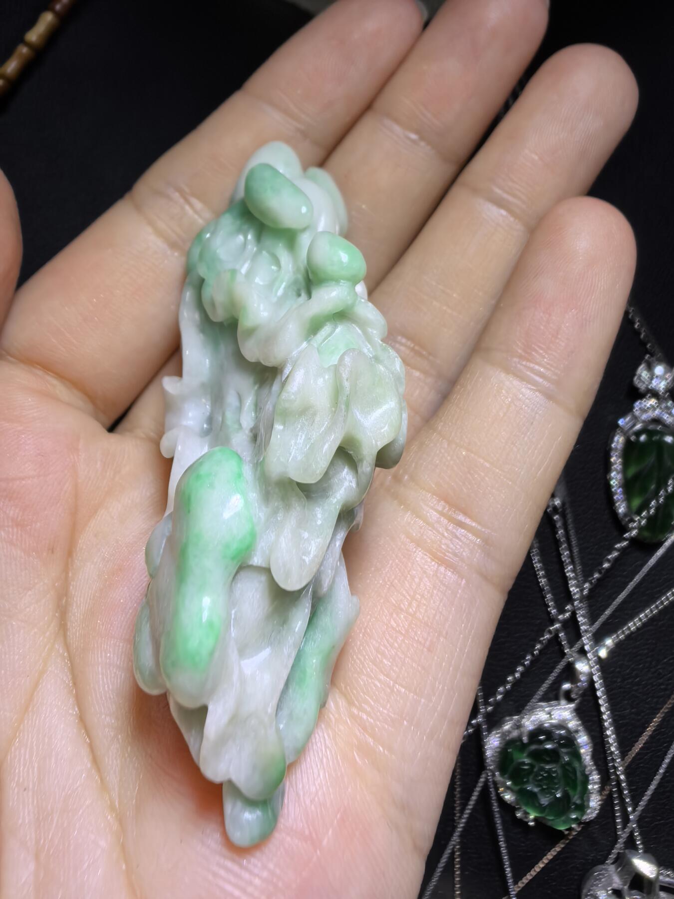 纯天然A货翡翠白底青白菜（百财）手把件挂件吊坠男女款，精雕细琢寓意吉祥。实物实拍，所见即所得，尺寸:6.2cm*3.1cm*1.8cm带国检证书。