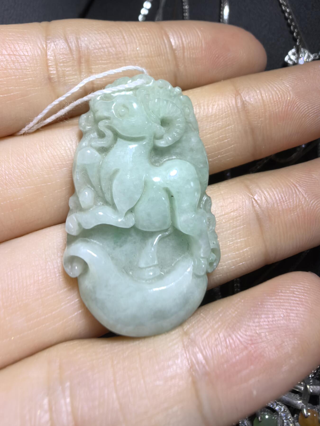 翡翠豆绿吉祥如意领头羊，羊与“祥”和“阳”谐音，有着吉祥如意的美好寓意。尺寸:35mm*21mm*6mm