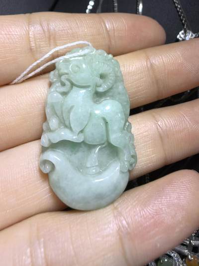 翡翠豆绿吉祥如意领头羊，羊与“祥”和“阳”谐音，有着吉祥如意的美好寓意。尺寸:35mm*21mm*6mm