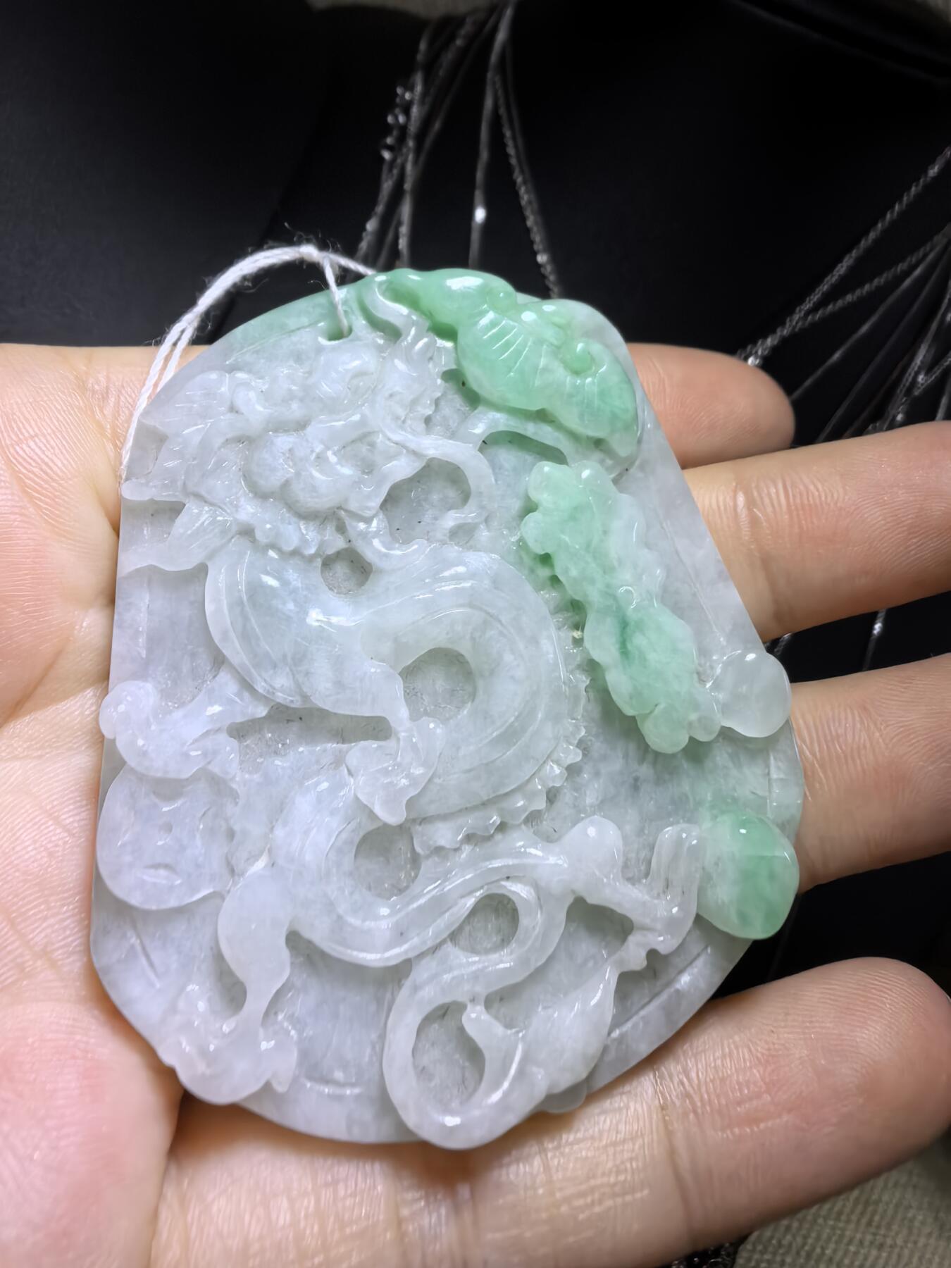 翡翠龙牌吊坠挂件男款，祥龙献瑞，精雕细琢。​尺寸:57mm*49mm*8mm
​实物实拍，所见即所得，自带国检证书。
