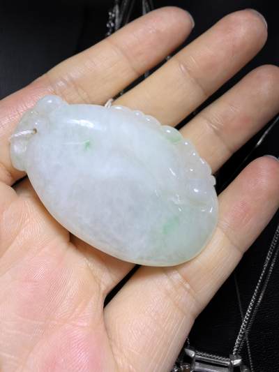 纯天然A货翡翠福瓜吊坠挂件颈饰男女款，老坑细糯种，零星阳绿，实物实拍，所见即所得，尺寸:5.0cm*3.1cm*1.1cm