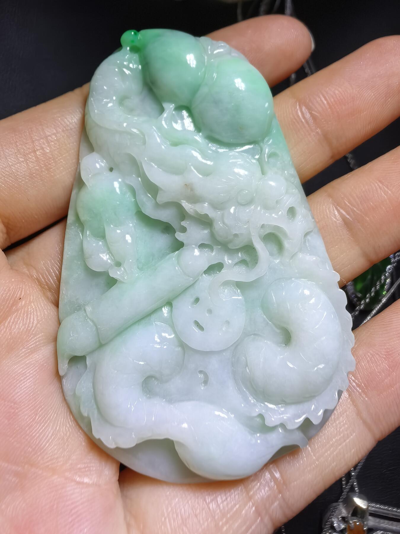 A货翡翠，龙腾盛世财运亨通，雕刻考究，细致入微，图片无优化、无滤镜！还原货品真实颜色！自带国检证书支持复检！尺寸:62mm*40mm*7mm