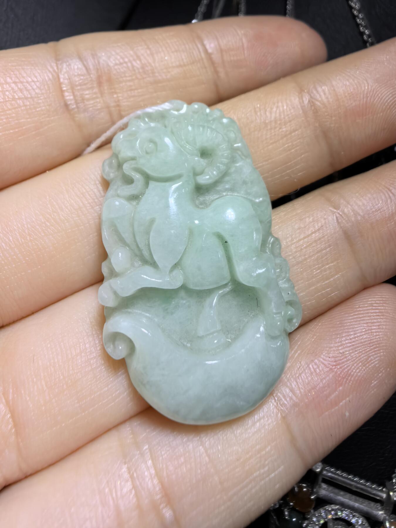 翡翠豆绿吉祥如意领头羊，羊与“祥”和“阳”谐音，有着吉祥如意的美好寓意。尺寸:35mm*21mm*6mm