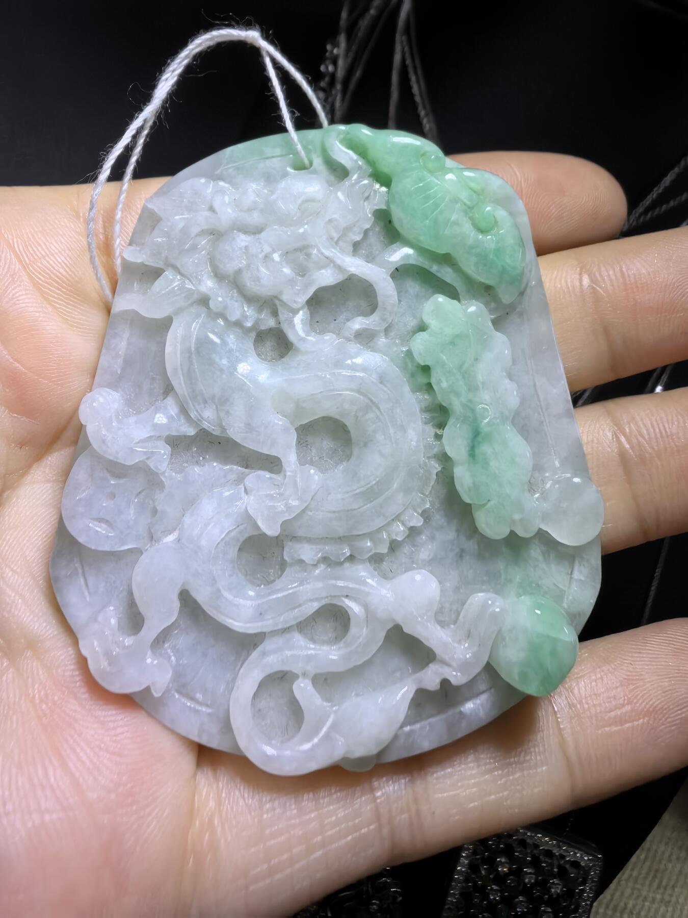 翡翠龙牌吊坠挂件男款，祥龙献瑞，精雕细琢。​尺寸:57mm*49mm*8mm
​实物实拍，所见即所得，自带国检证书。