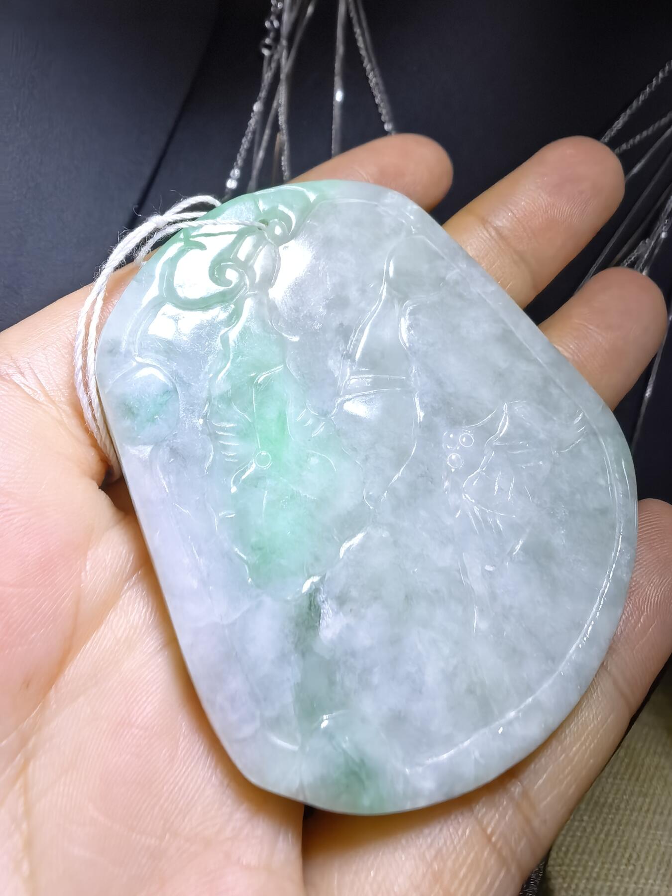 翡翠龙牌吊坠挂件男款，祥龙献瑞，精雕细琢。​尺寸:57mm*49mm*8mm
​实物实拍，所见即所得，自带国检证书。
