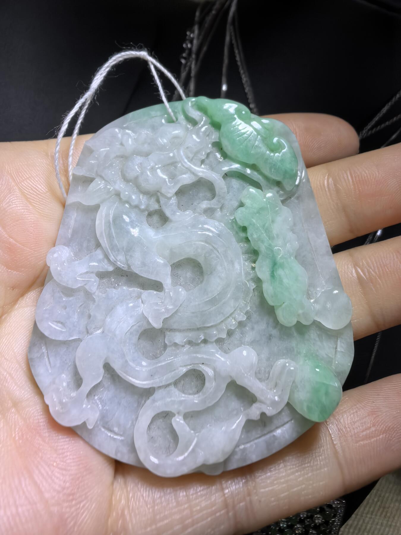 翡翠龙牌吊坠挂件男款，祥龙献瑞，精雕细琢。​尺寸:57mm*49mm*8mm
​实物实拍，所见即所得，自带国检证书。
