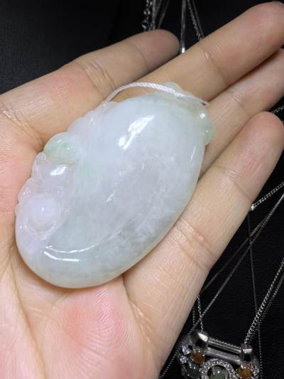 纯天然A货翡翠福瓜吊坠挂件颈饰男女款，老坑细糯种，零星阳绿，实物实拍，所见即所得，尺寸:5.0cm*3.1cm*1.1cm