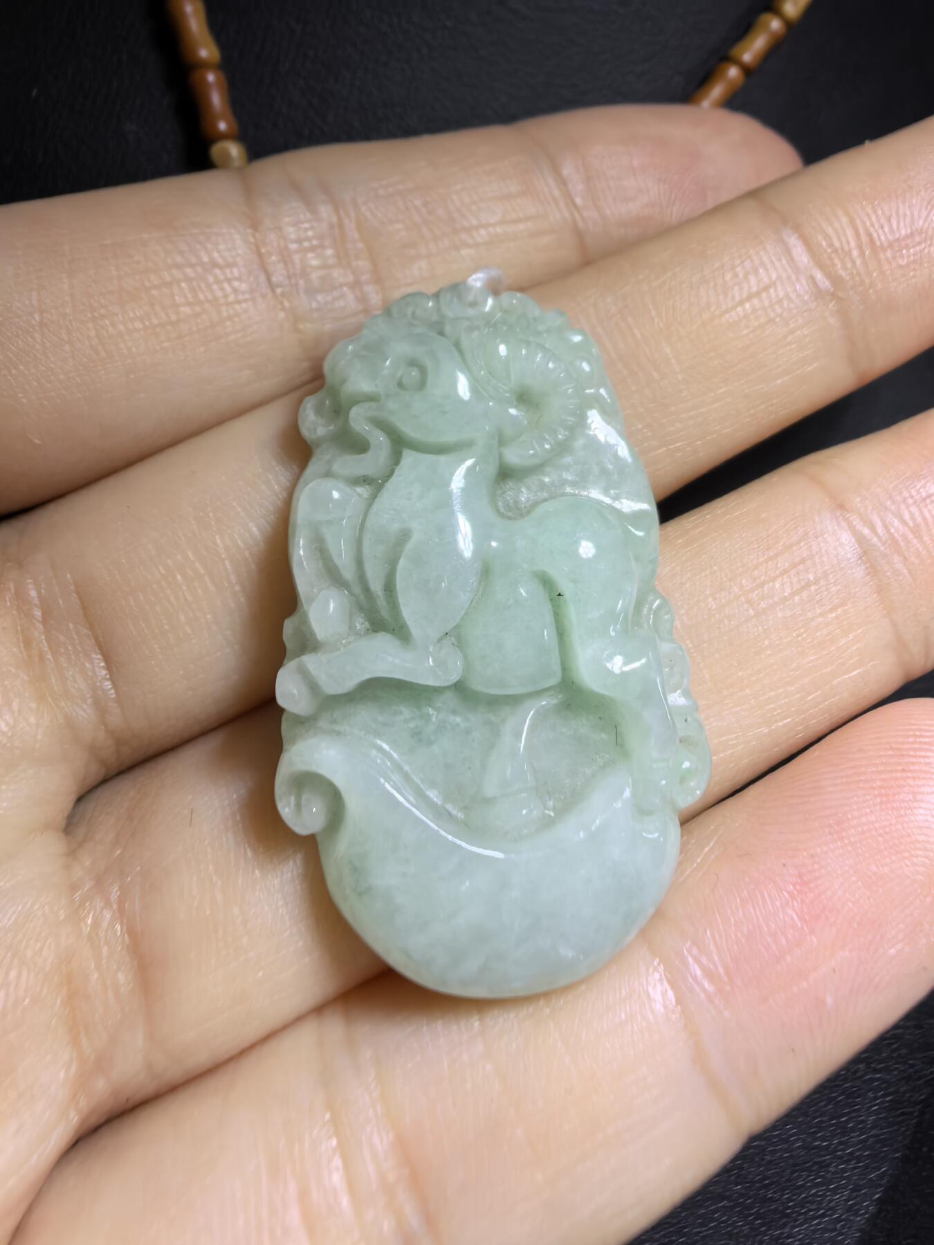 翡翠豆绿吉祥如意领头羊，羊与“祥”和“阳”谐音，有着吉祥如意的美好寓意。尺寸:35mm*21mm*6mm