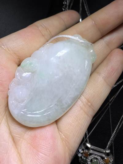 纯天然A货翡翠福瓜吊坠挂件颈饰男女款，老坑细糯种，零星阳绿，实物实拍，所见即所得，尺寸:5.0cm*3.1cm*1.1cm