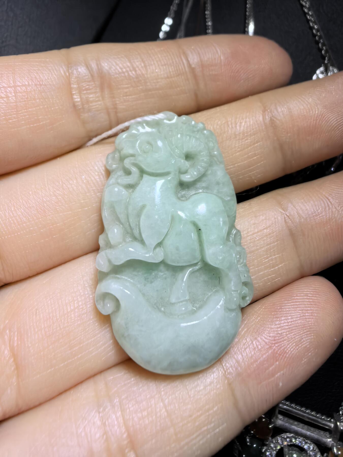 翡翠豆绿吉祥如意领头羊，羊与“祥”和“阳”谐音，有着吉祥如意的美好寓意。尺寸:35mm*21mm*6mm