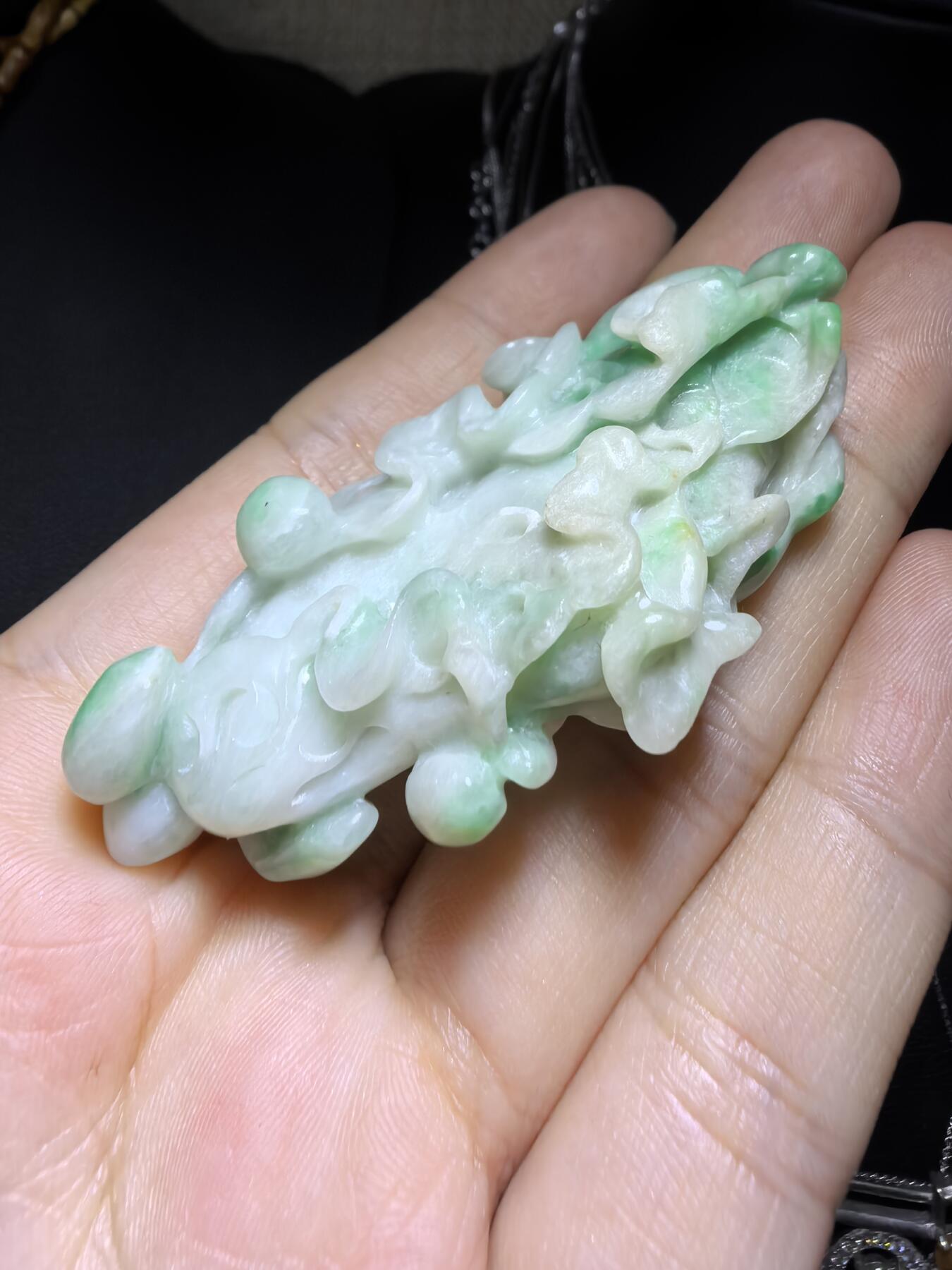 纯天然A货翡翠白底青白菜（百财）手把件挂件吊坠男女款，精雕细琢寓意吉祥。实物实拍，所见即所得，尺寸:6.2cm*3.1cm*1.8cm带国检证书。