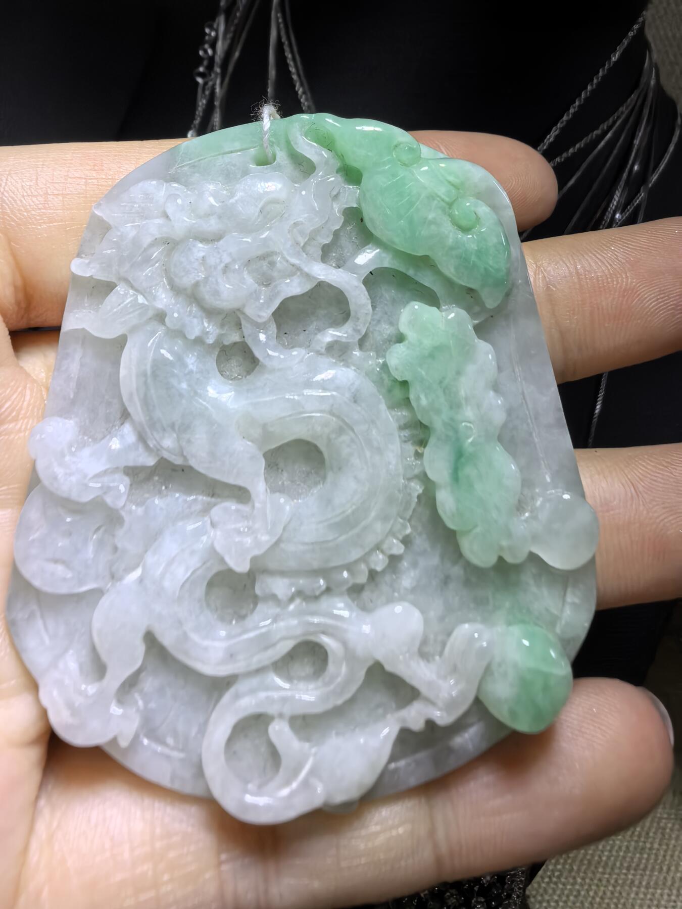 翡翠龙牌吊坠挂件男款，祥龙献瑞，精雕细琢。​尺寸:57mm*49mm*8mm
​实物实拍，所见即所得，自带国检证书。