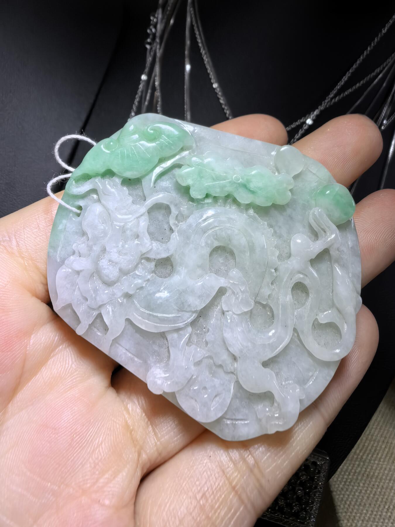 翡翠龙牌吊坠挂件男款，祥龙献瑞，精雕细琢。​尺寸:57mm*49mm*8mm
​实物实拍，所见即所得，自带国检证书。