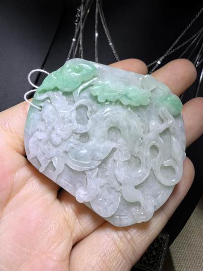 翡翠龙牌吊坠挂件男款，祥龙献瑞，精雕细琢。​尺寸:57mm*49mm*8mm
​实物实拍，所见即所得，自带国检证书。