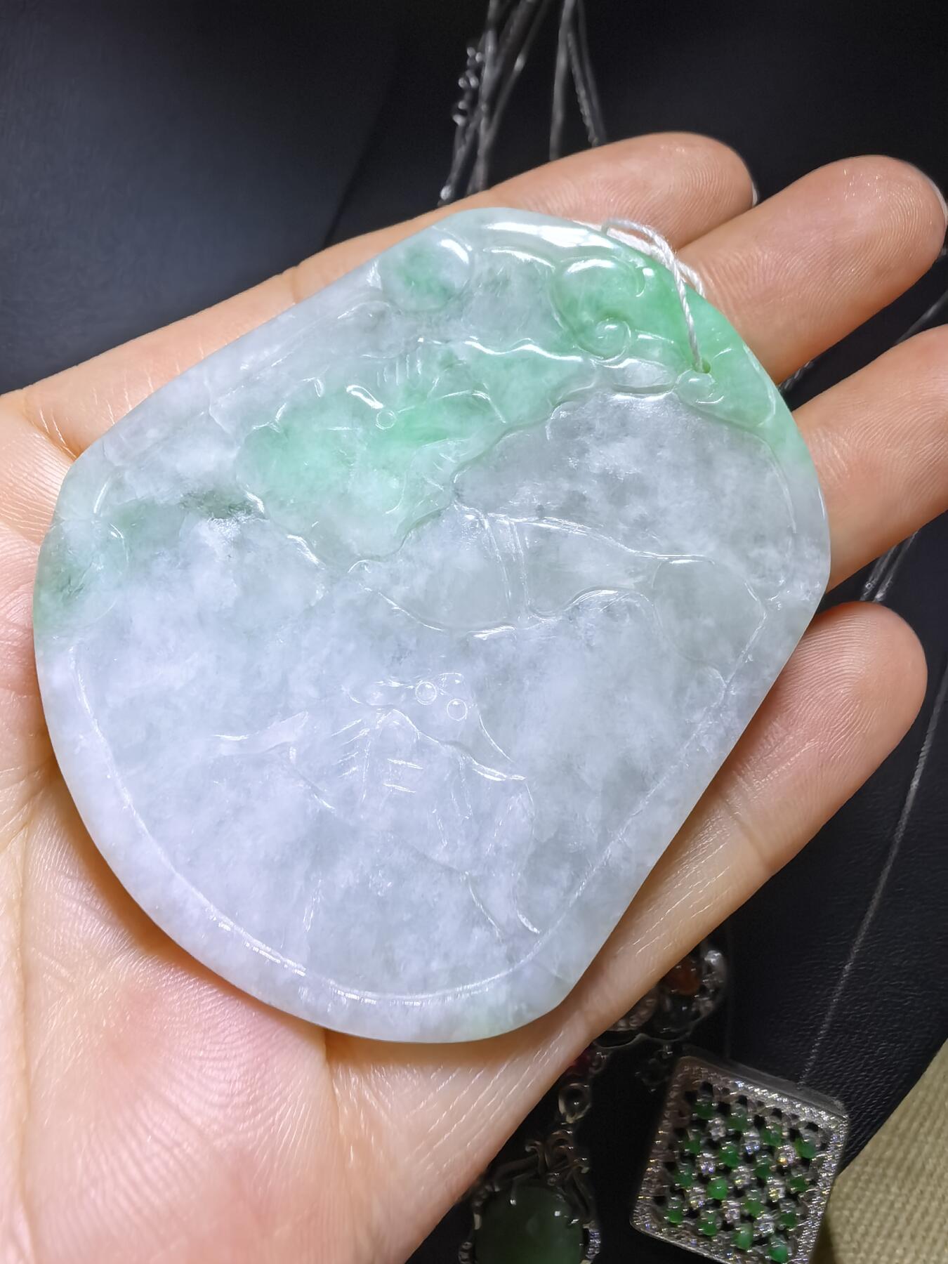 翡翠龙牌吊坠挂件男款，祥龙献瑞，精雕细琢。​尺寸:57mm*49mm*8mm
​实物实拍，所见即所得，自带国检证书。