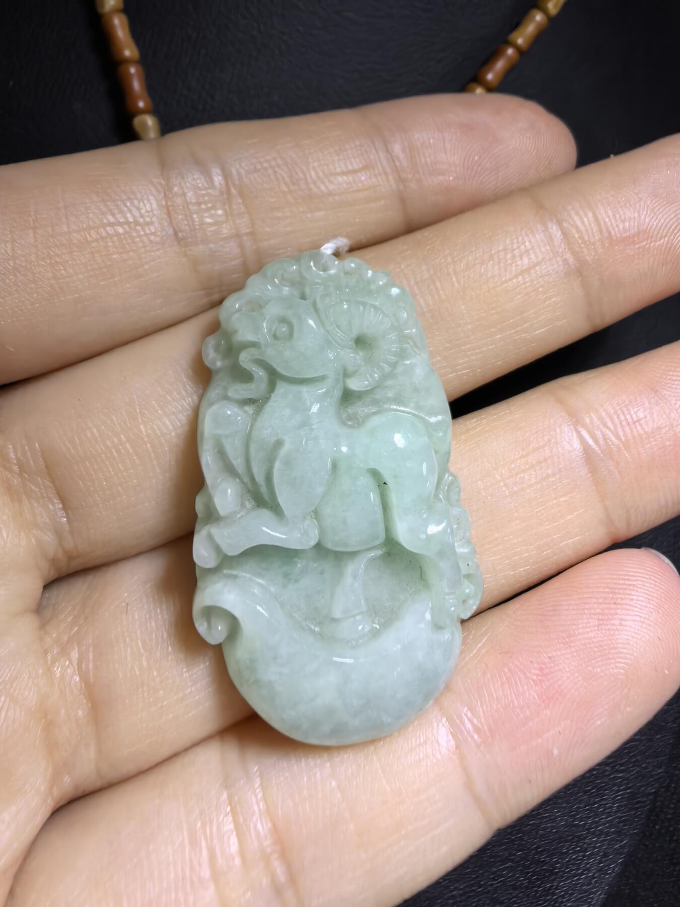 翡翠豆绿吉祥如意领头羊，羊与“祥”和“阳”谐音，有着吉祥如意的美好寓意。尺寸:35mm*21mm*6mm