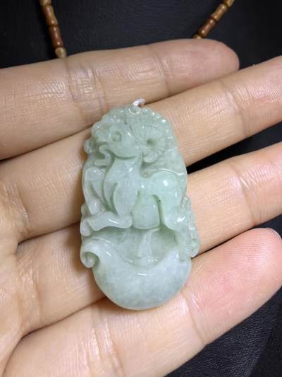 翡翠豆绿吉祥如意领头羊，羊与“祥”和“阳”谐音，有着吉祥如意的美好寓意。尺寸:35mm*21mm*6mm