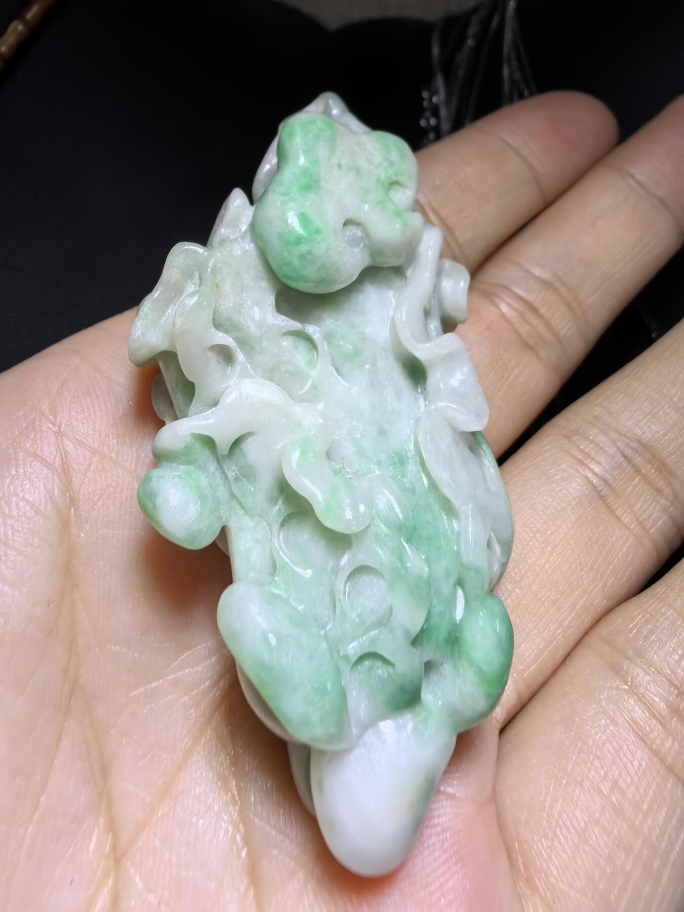 纯天然A货翡翠白底青白菜（百财）手把件挂件吊坠男女款，精雕细琢寓意吉祥。实物实拍，所见即所得，尺寸:6.2cm*3.1cm*1.8cm带国检证书。