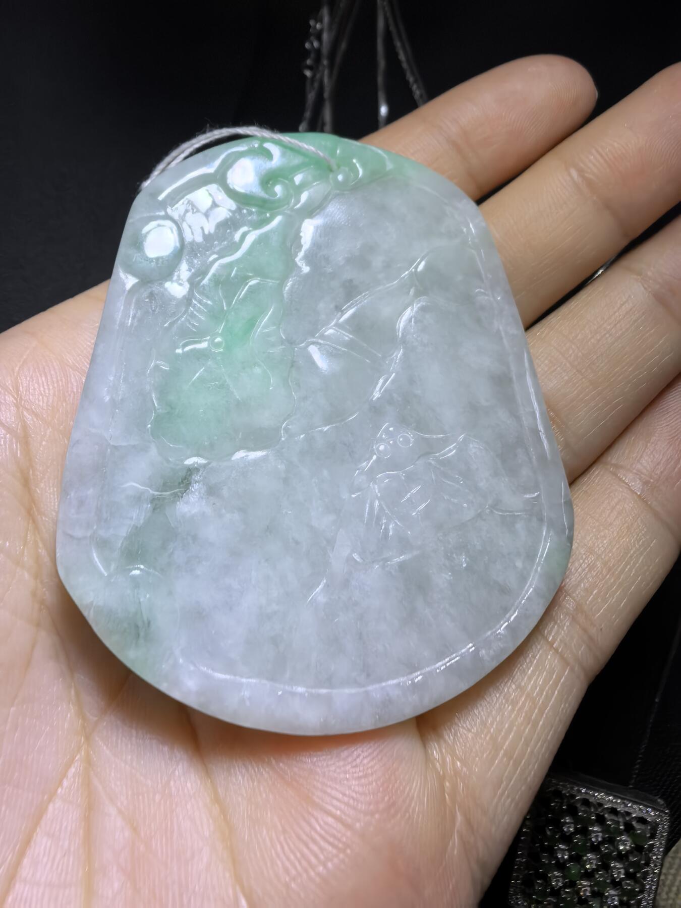 翡翠龙牌吊坠挂件男款，祥龙献瑞，精雕细琢。​尺寸:57mm*49mm*8mm
​实物实拍，所见即所得，自带国检证书。