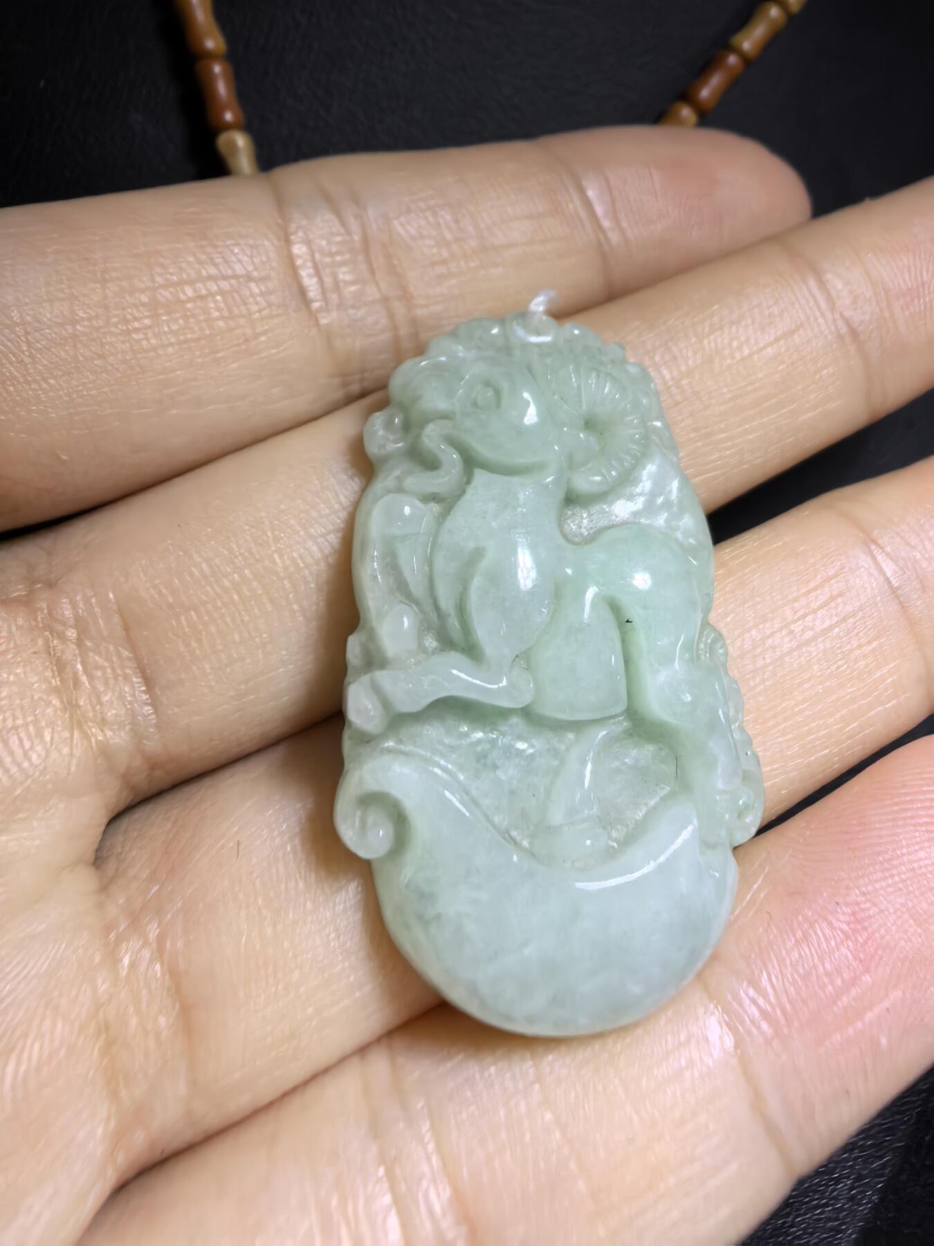 翡翠豆绿吉祥如意领头羊，羊与“祥”和“阳”谐音，有着吉祥如意的美好寓意。尺寸:35mm*21mm*6mm