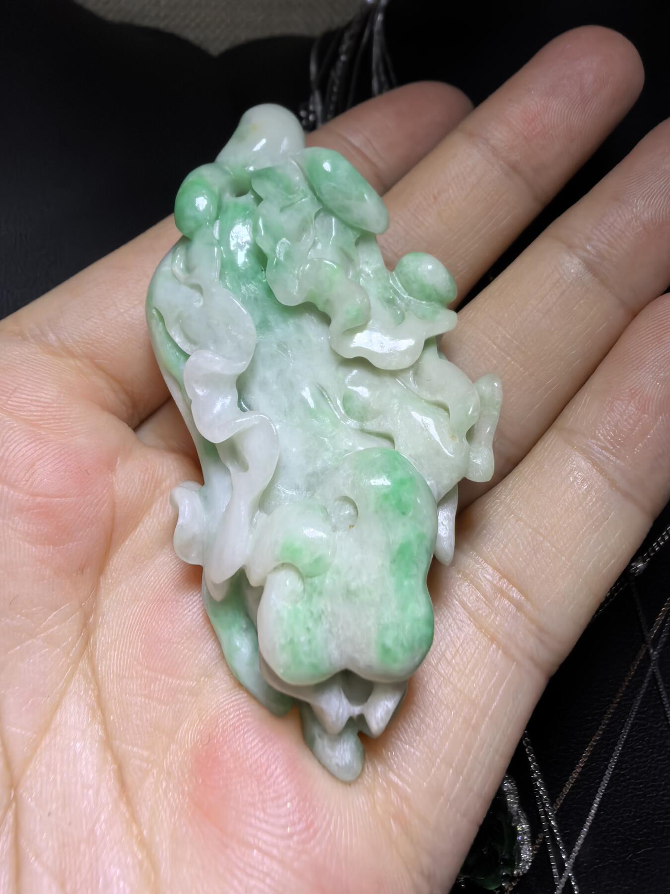 纯天然A货翡翠白底青白菜（百财）手把件挂件吊坠男女款，精雕细琢寓意吉祥。实物实拍，所见即所得，尺寸:6.2cm*3.1cm*1.8cm带国检证书。