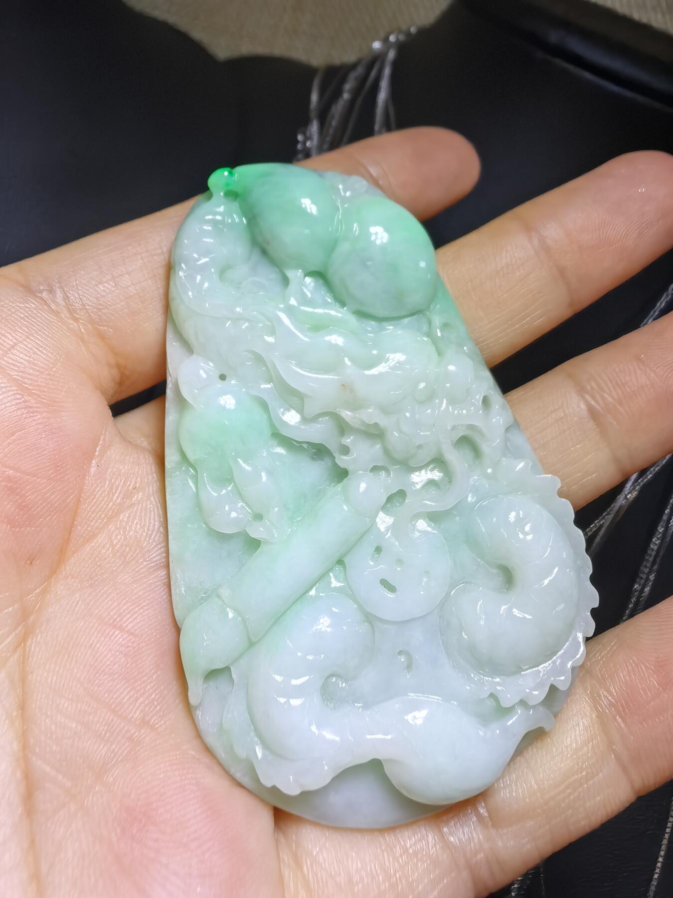 A货翡翠，龙腾盛世财运亨通，雕刻考究，细致入微，图片无优化、无滤镜！还原货品真实颜色！自带国检证书支持复检！尺寸:62mm*40mm*7mm