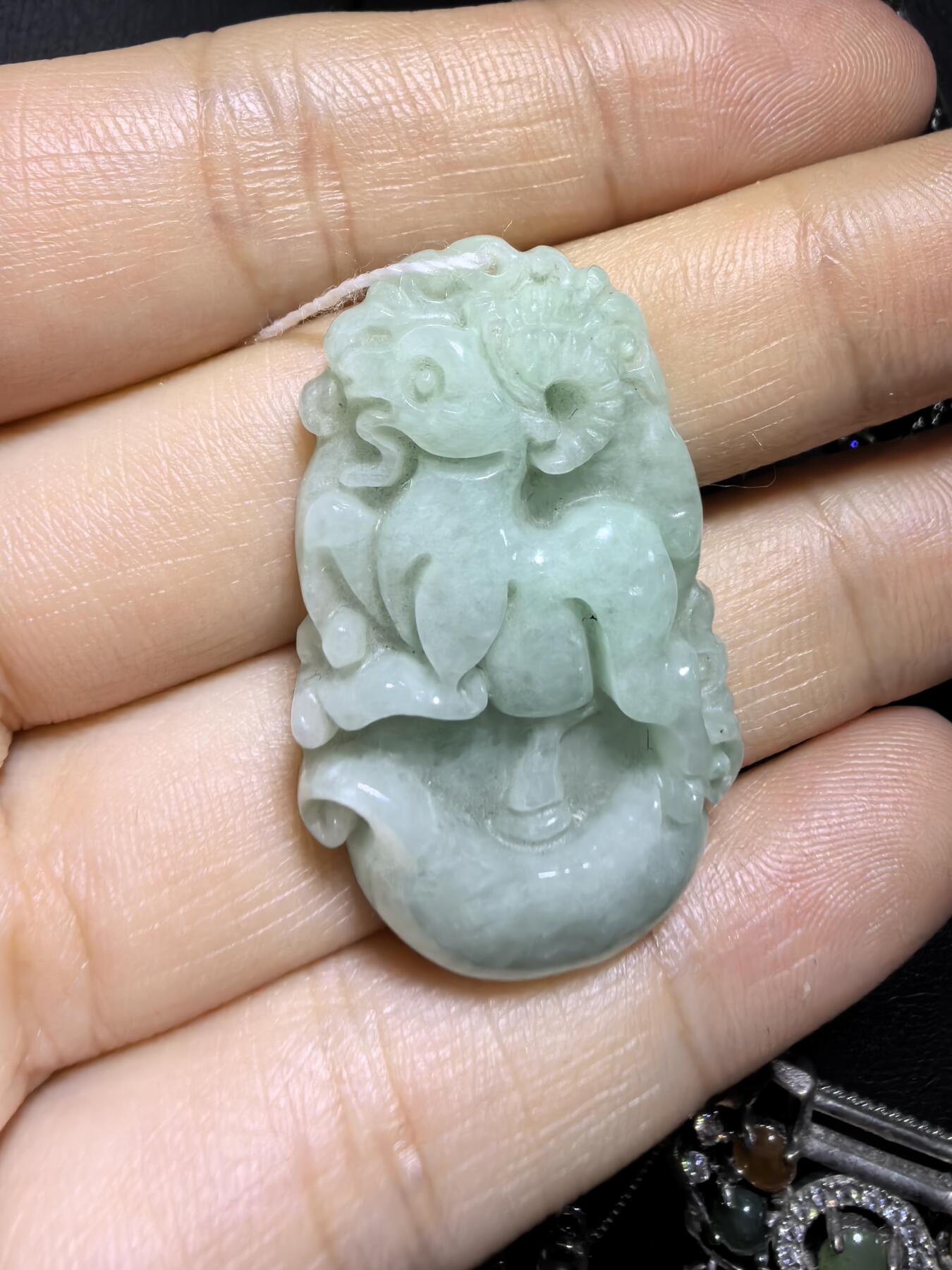 翡翠豆绿吉祥如意领头羊，羊与“祥”和“阳”谐音，有着吉祥如意的美好寓意。尺寸:35mm*21mm*6mm